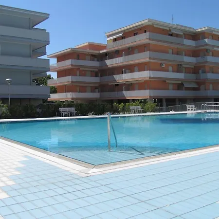 Bright Flat With Pools *