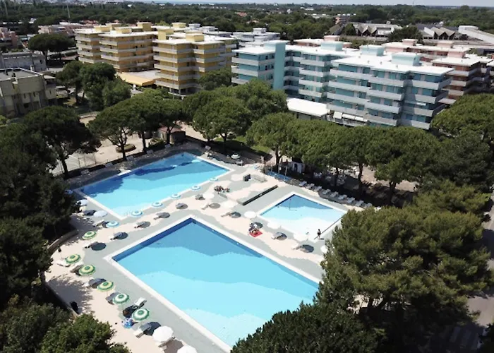 Bright Flat With Pools Apartman